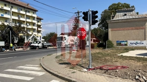 Încă un eșec în trafic, la Podu Iloaiei! Semafoarele montate acum câteva luni, trecute pe galben intermitent. Autoritățile și-au dat seama în sfârșit de problemă