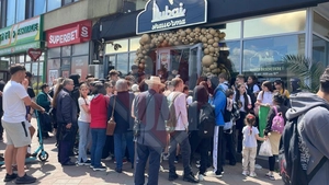 Sute de oameni stau la coadă pentru shaorma gratuită! S-a deschis Dubai Shaorma în Iași