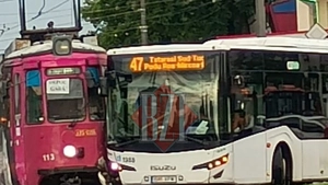 Accident rutier în municipiul Iași! Două vehicule ale CTP Iași, un autobuz și un tramvai, au intrat în coliziune – UDPDATE