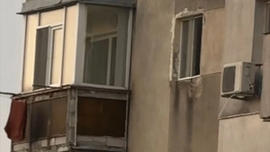 Inconștiență dusă la extrem. Doi copii au fost fotografiați pe acoperișul unui bloc de 10 etaje din Alexandru cel Bun. Au picioarele pe exterior