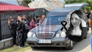 Imagini cutremurătoare! Adelina, frumoasa adolescentă care s-a sinucis, a fost condusă pe ultimul drum. Colegii ei au purtat tricouri albe cu poza ei – EXCLUSIV