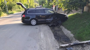 Accident rutier în Bârnova. Un autoturism a ieșit în decor