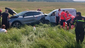 Accident între Lețcani și Podu Iloaiei. Două autoturisme s-au ciocnit. O persoană a fost rănită