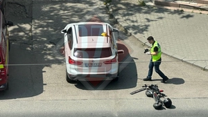 Accident rutier pe strada Străpungere Silvestru. Un autoturism și o trotinetă, implicate