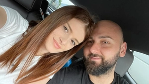 Lacrimi, tăcere și durere! Alex Marcu, în genunchi lângă sicriul Teodorei, sfâșiat de despărțirea cumplită