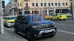 Ipostaza incredibilă în care a fost surprins primarul Iașului, Mihai Chirica! Nu a ținut cont de nimic și a făcut asta chiar în Piața Unirii de față cu trecătorii