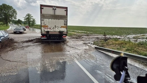 Grindina face ravagii în comuna Butea! Circulație blocată în zona Trei Iazuri-Miclăușeni din cauza apei și a mâlului de pe șosea
