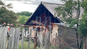 Incendiu la o anexă gospodărească în comuna Miroslava. Pompierii intervin