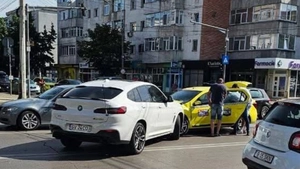 Accident rutier în Podu de Fier! Două persoane au fost rănite în urma coliziunii a două autoturisme