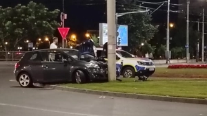 Impact violent în Podu Roș! Un șofer s-a izbit cu mașina de un stâlp