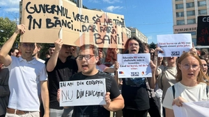 Protest al studenților în Piața Unirii din Iași: „Tăiați burse ca să nu mai poate nimeni picta jaful”