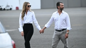 Nu s-au mai putut abține! Donald Trump Jr. și noua iubită, surprinși într-un moment intim la aeroport