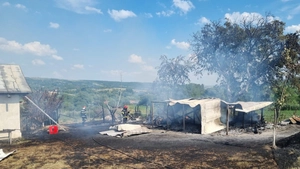 Incendiu în localitatea Dobrovăț. Flăcările au cuprins o casă parohială 