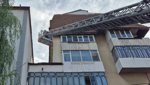 Degajare elemente de tencuială care prezentau pericol de desprindere, în municipiul Pașcani