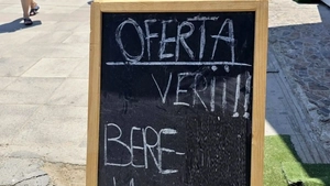 Cu ce ofertă la bere îi atrage pe turiști o terasă din Eforie Nord. Rar mai găsești așa preț în vârf de sezon estival