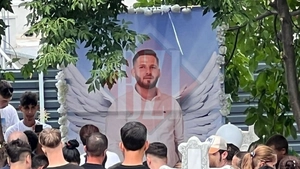 Imagini sfâșietoare! Daniel, tânărul omorât de un luptător K1, a fost condus pe ultimul drum. Zeci de baloane albe au zburat spre cer