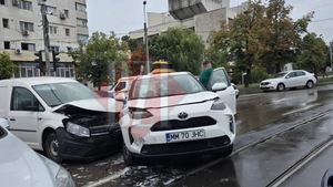 Accident rutier în Podu Roș! Două autoturisme s-au ciocnit. Trafic blocat