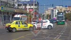 Accident rutier la Belvedere! Un taxi și un autoturism de școală de șoferi s-au izbit