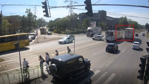 Iată momentul producerii accidentului rutier din Baza 3. Șoferul unui TIR nu acordă prioritate și intră într-un tramvai al CTP Iași