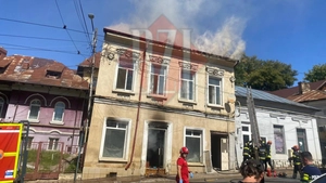 Incendiu în centrul Iașului! Pompierii acționează cu mai multe autospeciale. Trafic blocat – UPDATE