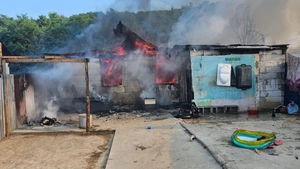 Casă cuprinsă de flăcări pe Cicoarei. Pompierii luptă pentru stingerea incendiului – UPDATE