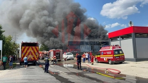 Incendiu masiv la un depozit Sameday situat pe Drumul Hoților. Pompierii ieșeni au intervenit în forță. S-a emis mesaj Ro-Alert – UPDATE