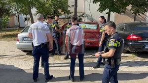 Urmărire pe străzile din Iași! Șoferul a abandonat mașina și a fugit pe jos, urmărit de polițiști în Tomești – EXCLUSIV