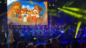 „Magia serii în sunet și lumină” a început în Grădina Palas! Iașul trăiește un spectacol feeric de muzică și lumină