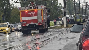 Accident rutier pe Calea Chișinăului. Un autoturism a intrat în coliziune cu un tramvai