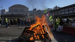 Proteste masive, peste 1 milion de oameni au ieșit în stradă! Guvernul francez a scos jandarmeria pe stradă