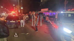 Accident rutier violent în Nicolina. Două autoturisme s-au izbit. Unul dintre ele a ajuns pe trotuar – EXCLUSIV