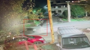 Accident rutier pe șoseaua Nicolina. Un pieton beat care traversa printr-un loc nepermis a fost lovit de un autoturism. Iată momentul impactului
