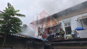 Incendiu pe Cuza Vodă. Acoperișul clădirii FEG arde. Un bărbat ar fi dat foc intenționat – UPDATE, LIVE VIDEO