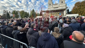 Zeci de mii de credincioși participă la slujba de hram a Sfintei Cuvioase Parascheva, la Iași – LIVE VIDEO