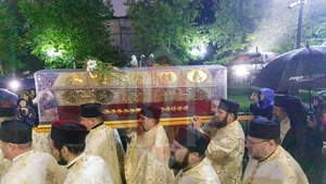 Racla cu moaștele Sfintei Cuvioase Parascheva a fost scoasă din Catedrala Mitropolitană Iași. A început cel mai așteptat pelerinaj ortodox din România