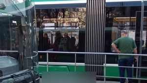 Pompierii intervin pentru salvarea unei persoane blocate între bordură și tramvai, în municipiul Iași – UPDATE