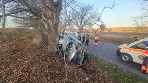 Accident rutier în comuna Scânteia! O autoutilitară și o mașină au ajuns în șanț în urma impactului