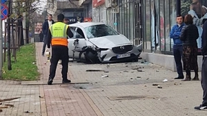 Accident rutier în Iași. Un autoturism s-a răsturnat