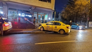 Accident rutier grav pe Lascăr Catargi. O dubă și un taxi s-au izbit. Două persoane sunt inconștiente