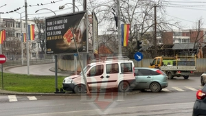 Accident rutier pe bulevardul Nicolae Iorga. Două autoturisme au ieșit în decor