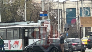 Accident în rond Podu Roș! Un tramvai s-a ciocnit de o mașină – UPDATE