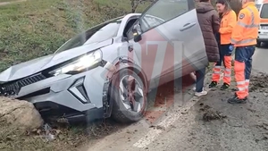 Accident rutier între localitățile Vânători și Cârlig. O șoferiță a intrat într-un cap de pod