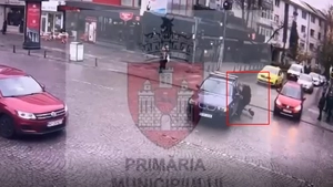 Momentul producerii accidentului de pe Ștefan cel Mare. Iată cum trotinetistul intră cu viteză în BMW