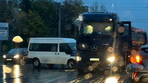 Accident rutier în Țesătura! Un camion și o dubiță au intrat în coliziune