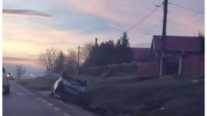 Accident rutier între localitățile Vânători și Cârlig. Un autoturism s-a răsturnat