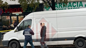 Descoperire macabră în Tudor Vladimirescu. Un bărbat a fost găsit mort într-un autoturism