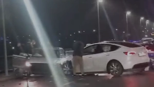 Accident rutier în Iași. Două autoturisme au fost grav avariate