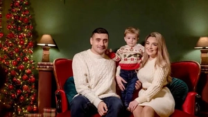 George Simion, ședință foto cu familia de Crăciun! Cum s-a pozat liderul AUR alături de soție și fiul său – GALERIE FOTO