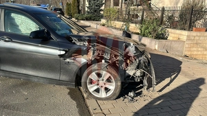 Accident rutier pe Aleea Mihail Sadoveanu. Un BMW a intrat într-un stâlp