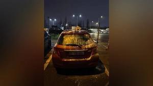 Mașină vandalizată de iubita geloasă, după ce ar fi aflat că a fost înșelată: „Cine e Sara?”